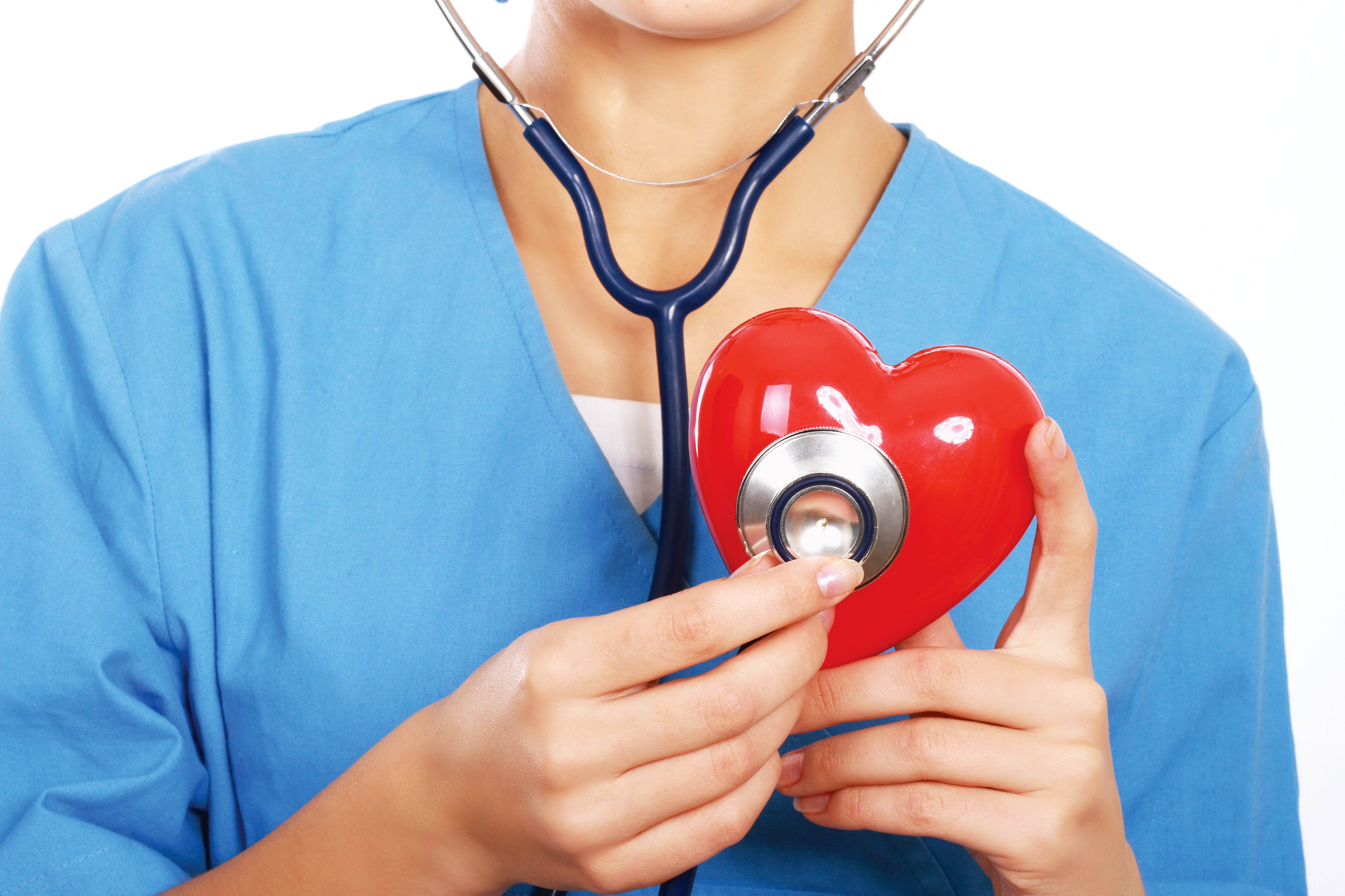 Аритмия и гипертония. Прослушивание сердца. Обследование сердца. Врач слушает сердце. Терапия сердца.